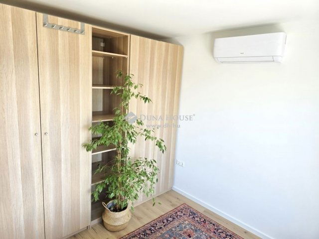 Eladó téglalakás, Pécsett 189.9 M Ft, 4 szobás