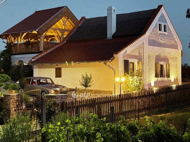 Eladó családi ház, Csopakon 350 M Ft, 3 szobás