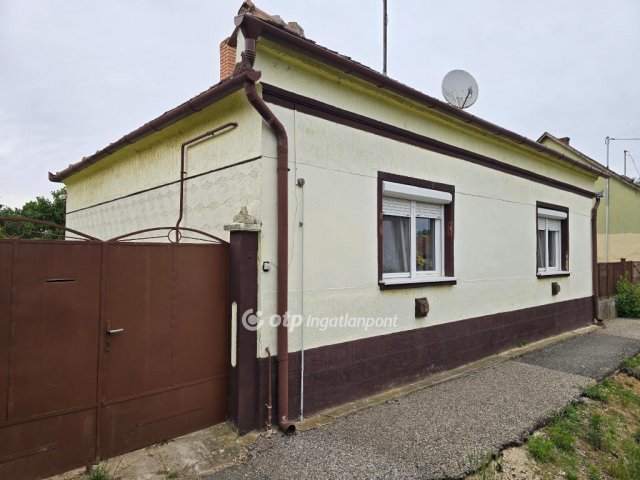 Eladó családi ház, Iszkázon 18.9 M Ft, 2 szobás
