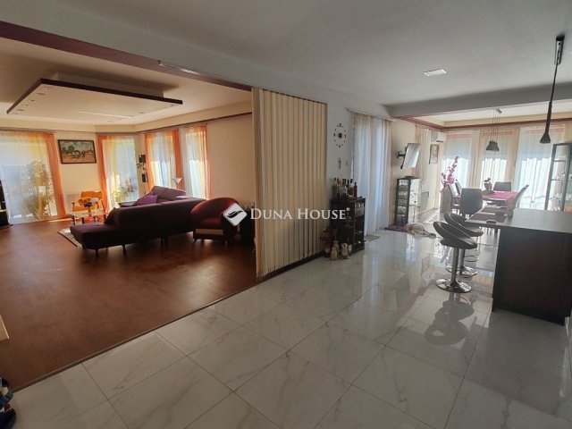 Eladó családi ház, Kápolnásnyéken 193.5 M Ft, 4 szobás