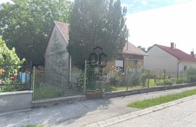 Eladó családi ház, Ajkán 31.99 M Ft, 2 szobás