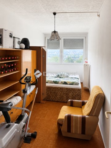 Kiadó panellakás, albérlet, Pécsett, Anikó utcában, 3 szobás