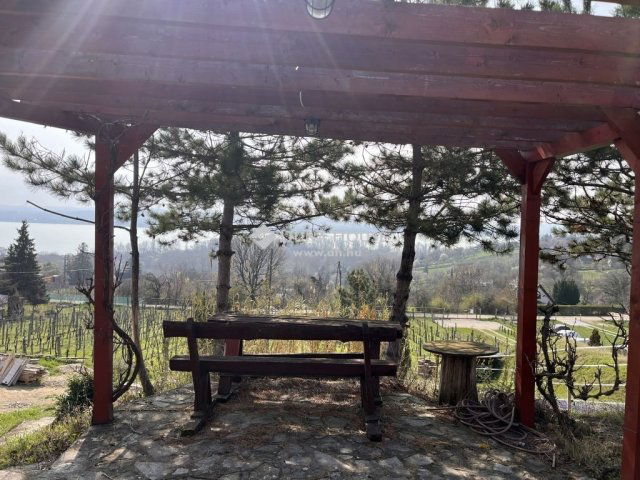 Eladó nyaraló, Tihanyban 125 M Ft, 1 szobás