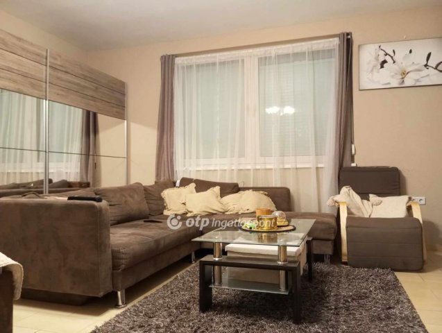 Eladó téglalakás, Egerben 93 M Ft, 4 szobás