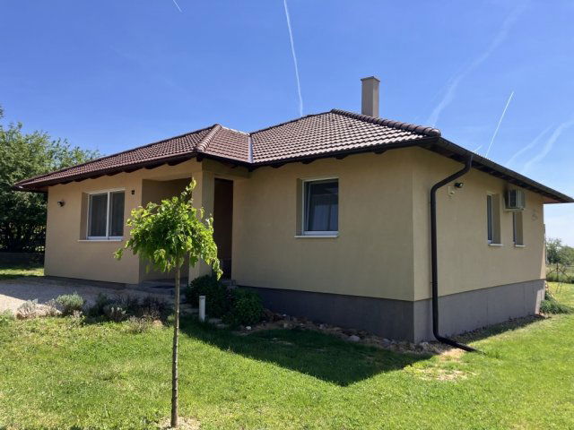 Eladó családi ház, Sukorón 135 M Ft, 5 szobás