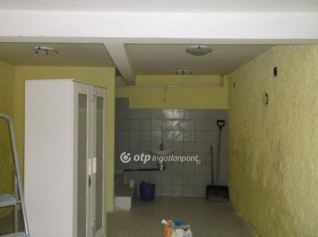 Eladó családi ház, Gyöngyösön 39.9 M Ft, 1 szobás