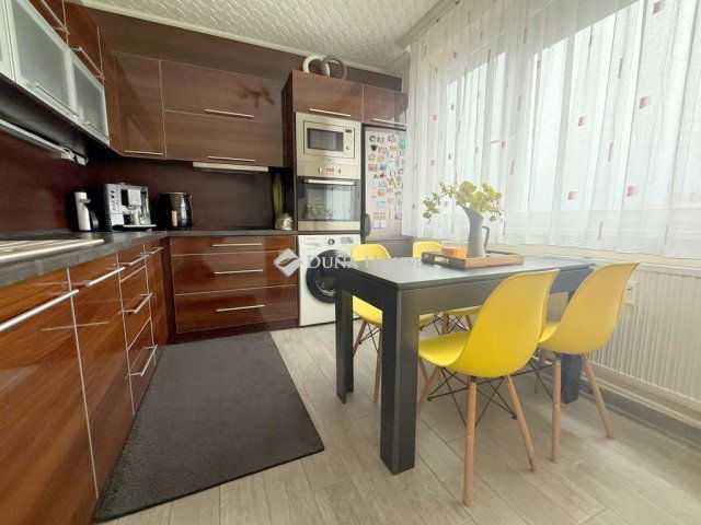 Eladó panellakás, Debrecenben 66.99 M Ft, 3 szobás