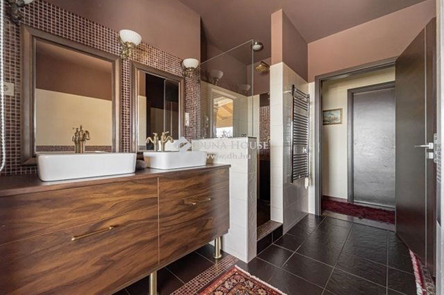 Eladó családi ház, Szentendrén 549.9 M Ft, 6 szobás