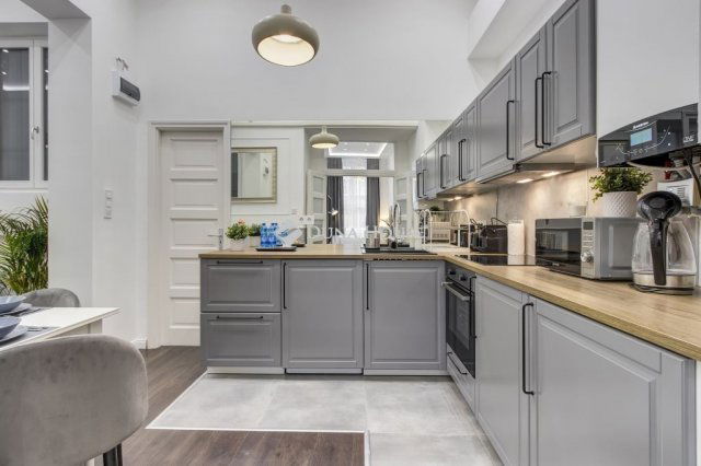 Eladó téglalakás, Budapesten, V. kerületben, Semmelweis utcában