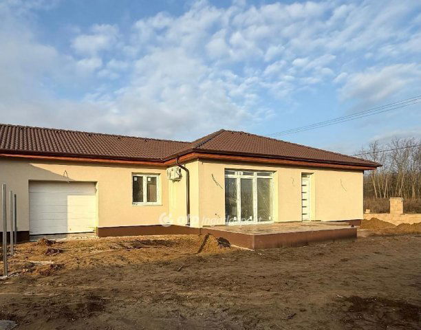 Eladó ikerház, Nyíregyházán 70.9 M Ft, 4 szobás