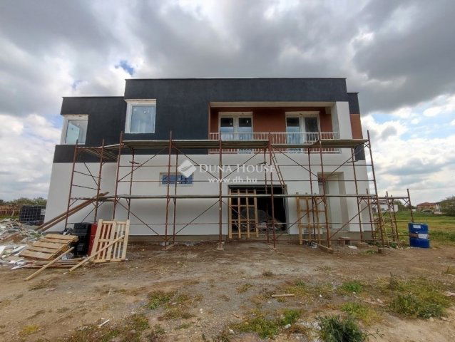 Eladó ikerház, Budapesten, XVIII. kerületben 138 M Ft, 5 szobás