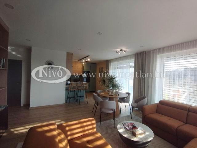 Eladó téglalakás, Veszprémben 198 M Ft, 4 szobás