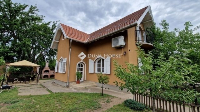 Eladó családi ház, Vecsésen 140.9 M Ft, 3 szobás