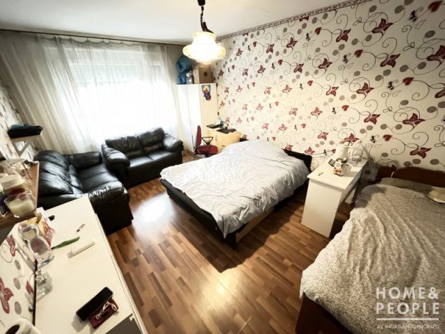 Eladó téglalakás, Szegeden 38.999 M Ft, 1+1 szobás