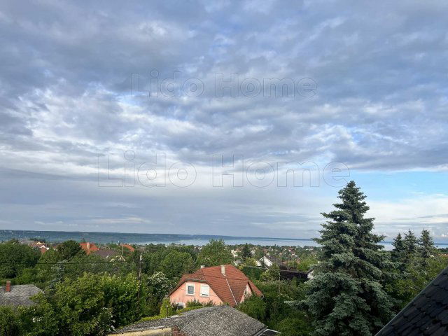 Eladó családi ház, Balatonalmádiban 156 M Ft, 15 szobás