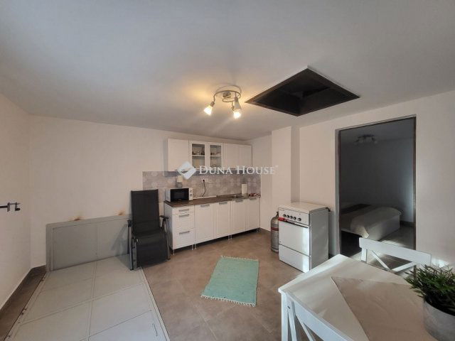 Eladó családi ház, Enyingen 16.9 M Ft, 1 szobás