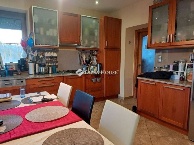 Eladó családi ház, Balatonalmádiban 230 M Ft, 7 szobás