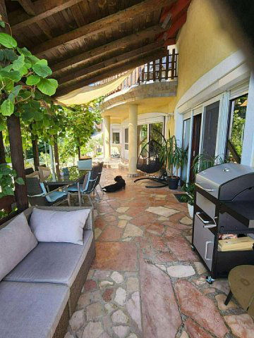 Eladó családi ház, Pécsett 249.9 M Ft, 6 szobás