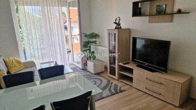 Kiadó téglalakás, albérlet, Pécsett, Szigeti úton, 2+1 szobás