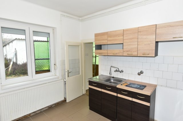 Eladó családi ház, Veszprémben 92.89 M Ft, 3 szobás