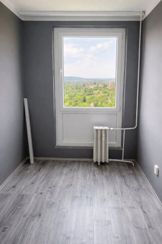 Eladó panellakás, Komlón 24.9 M Ft, 1+1 szobás