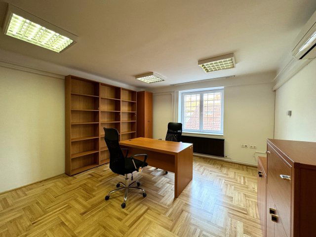 Kiadó iroda, Nagykanizsán, Erzsébet téren 700 E Ft / hó