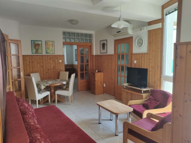 Kiadó téglalakás, albérlet, Pécsett, Alajos utcában, 4 szobás