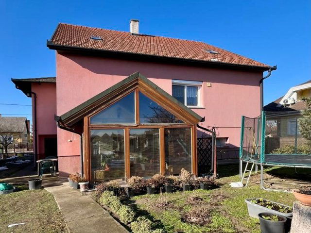 Eladó családi ház, Szentmártonkátán 77 M Ft, 6 szobás