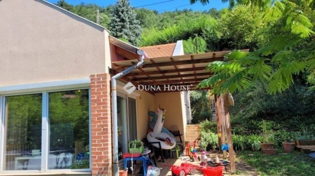 Eladó családi ház, Pécsett 70.9 M Ft, 4 szobás