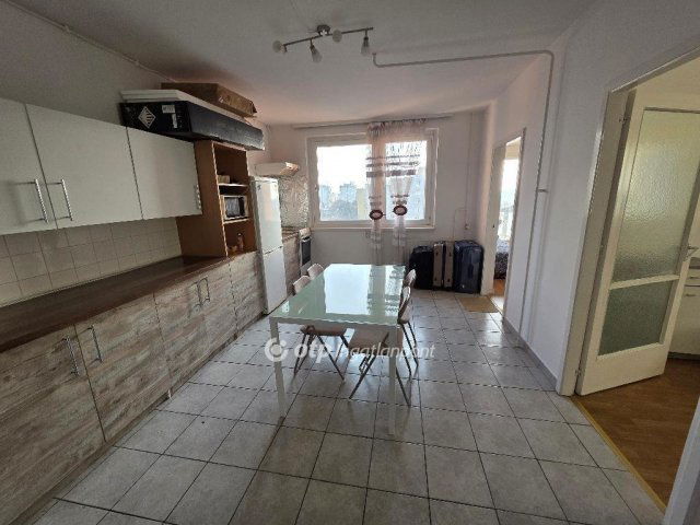 Eladó panellakás, Debrecenben 62.9 M Ft, 3 szobás