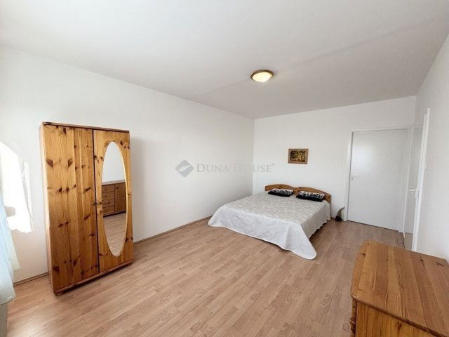 Eladó téglalakás, Debrecenben 75 M Ft, 3 szobás