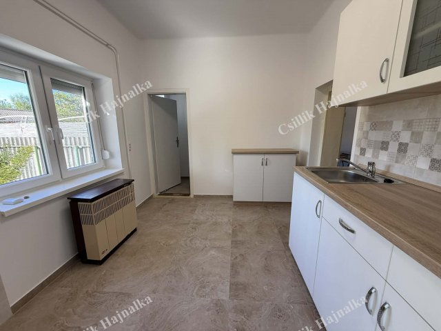 Eladó családi ház, Szolnokon 28.8 M Ft, 2 szobás