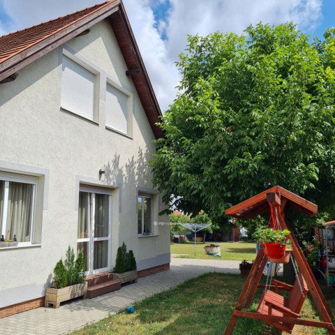 Eladó családi ház, Veszprémben 159 M Ft, 8+2 szobás