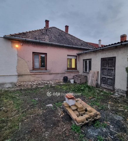 Eladó családi ház, Pápán 23.9 M Ft, 2+1 szobás