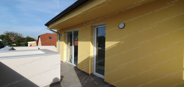 Eladó téglalakás, Komáromban 78 M Ft, 3 szobás