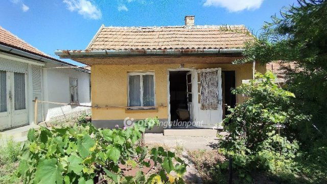 Eladó családi ház, Alattyánban 9.5 M Ft, 2 szobás