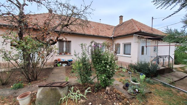Eladó családi ház, Úrin 59 M Ft, 3 szobás