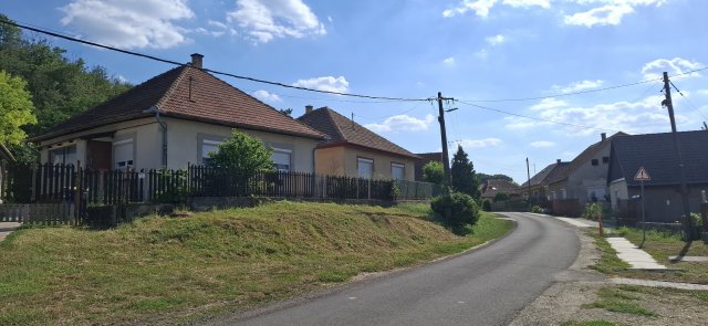 Eladó családi ház, Bényén 49.98 M Ft, 3 szobás