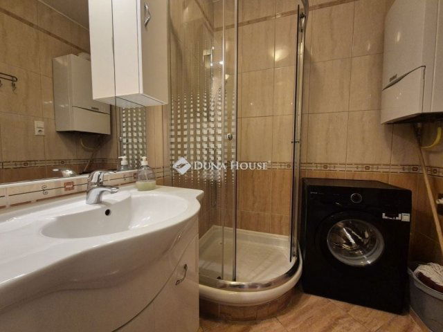 Eladó téglalakás, Siófokon 69.6 M Ft, 1 szobás