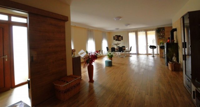 Eladó családi ház, Márkón 146 M Ft, 4 szobás