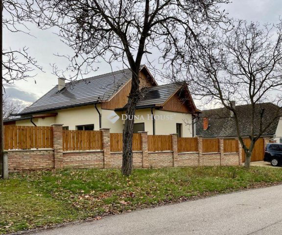 Eladó családi ház, Perbálon 199 M Ft, 4 szobás