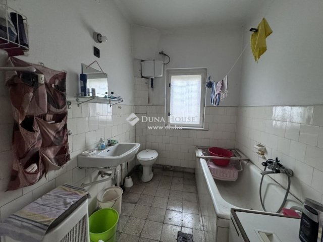 Eladó családi ház, Pécsett 59.9 M Ft, 5 szobás