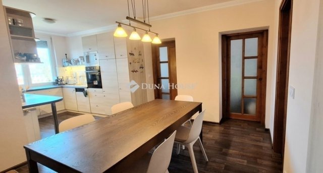 Eladó téglalakás, Kecskeméten 86 M Ft, 4 szobás