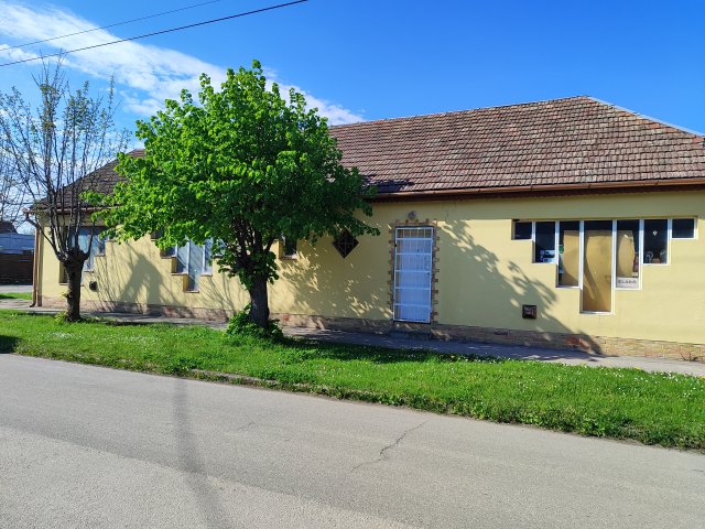 Eladó üzlethelyiség, Decsen 33 M Ft, 4 szobás
