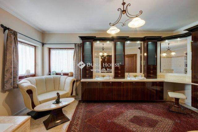 Eladó családi ház, Gödön 776 M Ft, 8+1 szobás