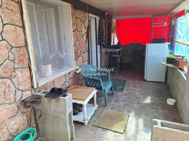 Eladó nyaraló, Neszmélyen 25 M Ft, 3 szobás