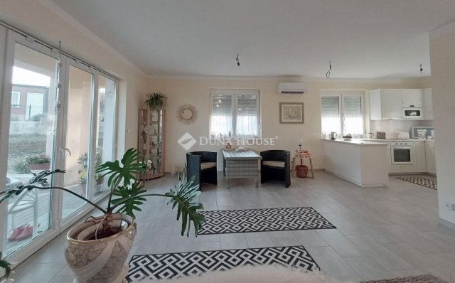 Eladó családi ház, Dunabogdányban 135 M Ft, 3 szobás