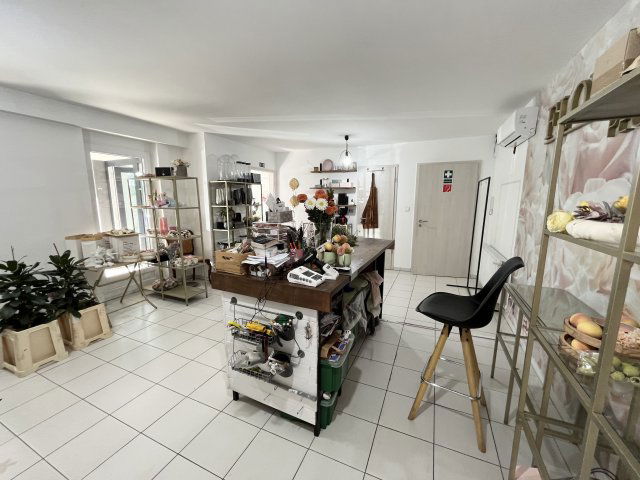 Eladó üzlethelyiség, Pécsett, Szigeti úton 0.2 M Ft, 2 szobás