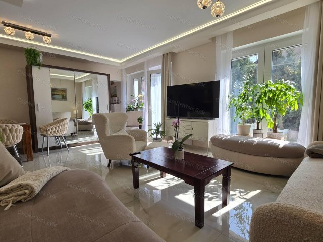 Eladó családi ház, Győrött 215 M Ft, 2 szobás