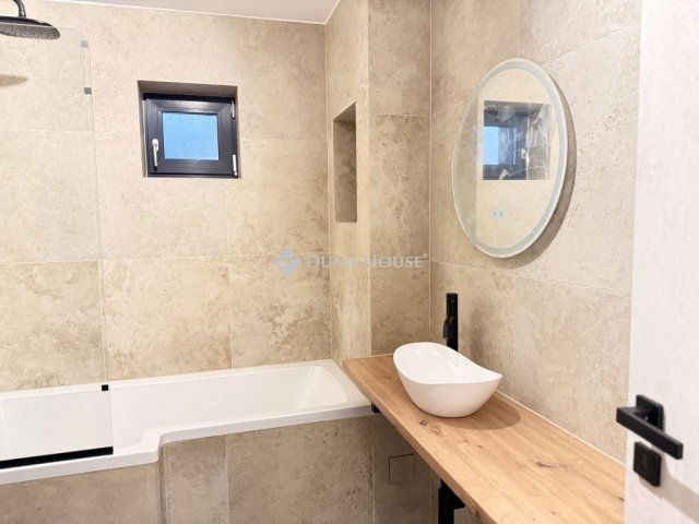 Eladó téglalakás, Pécsett 79.9 M Ft, 3 szobás